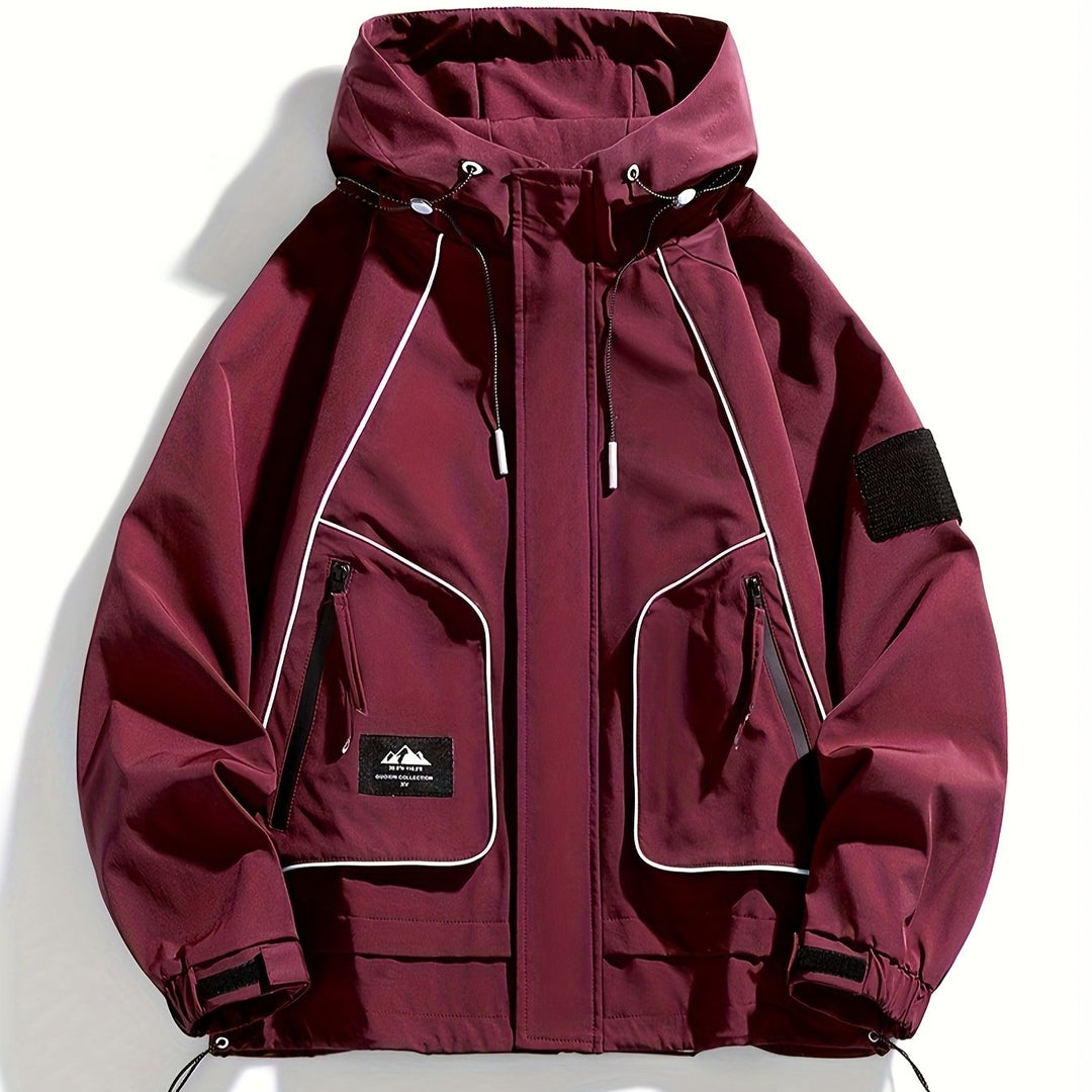 Seitenansicht der burgunderroten Unisex Kapuzenjacke. Moderne Herren- & Damenjacke, robust & ideal für Outdoor.
