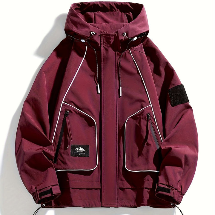 Seitenansicht der burgunderroten Unisex Kapuzenjacke. Moderne Herren- & Damenjacke, robust & ideal für Outdoor.