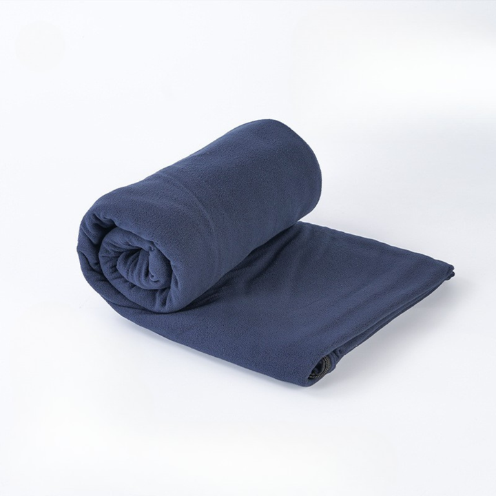 Detailaufnahme des robusten, pflegeleichten Polyester-Gewebes vom Schlafsack-Innensack.