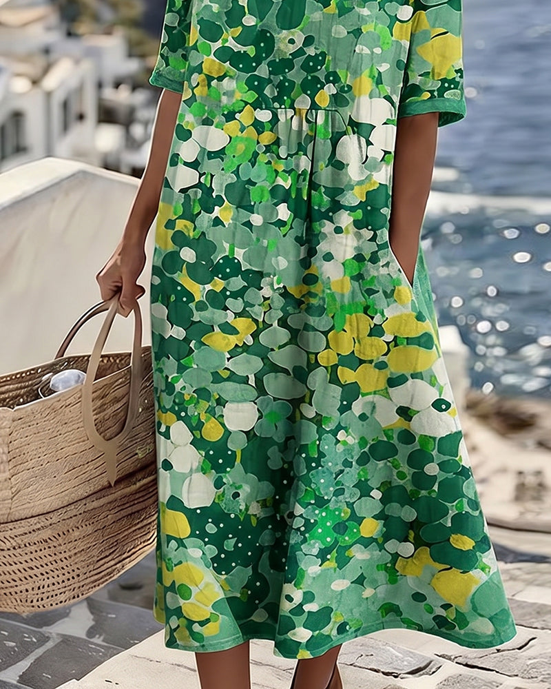Elegantes, luftiges Damenkleid mit farbenprächtigem Blumenprint, ideal als Freizeitsommerkleid.
