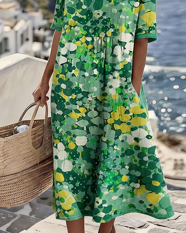 Elegantes, luftiges Damenkleid mit farbenprächtigem Blumenprint, ideal als Freizeitsommerkleid.