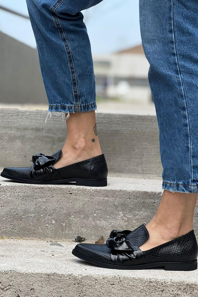 Elegante schwarze Damen Orla Flats mit dekorativer Schleife, vielseitige Freizeitschuhe für stilbewusste Frauen.