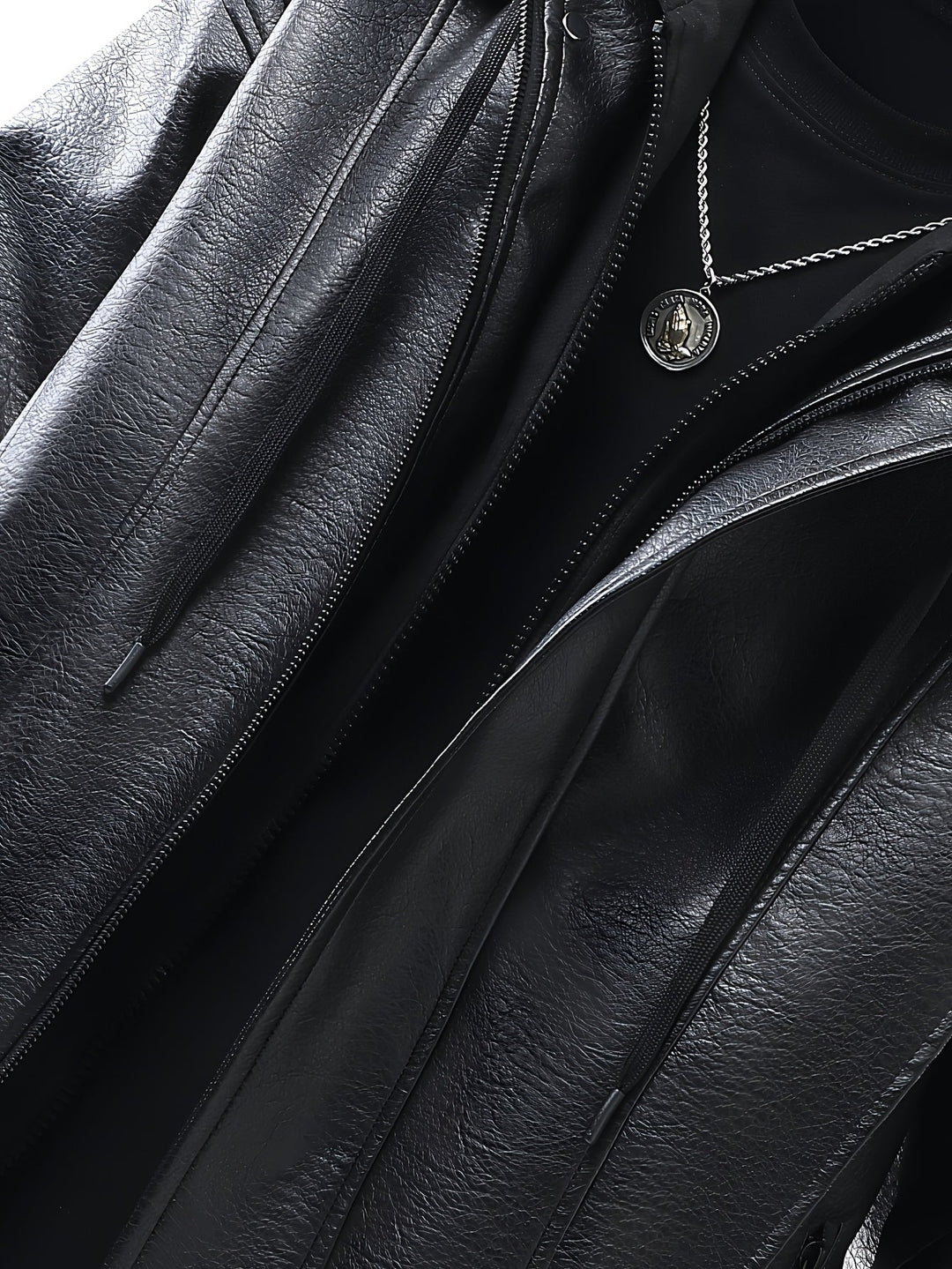 Modische Herren Bomberjacke mit Kapuze in Schwarz. Glatt und vielseitig für jede Gelegenheit, Herbst/Winter.
