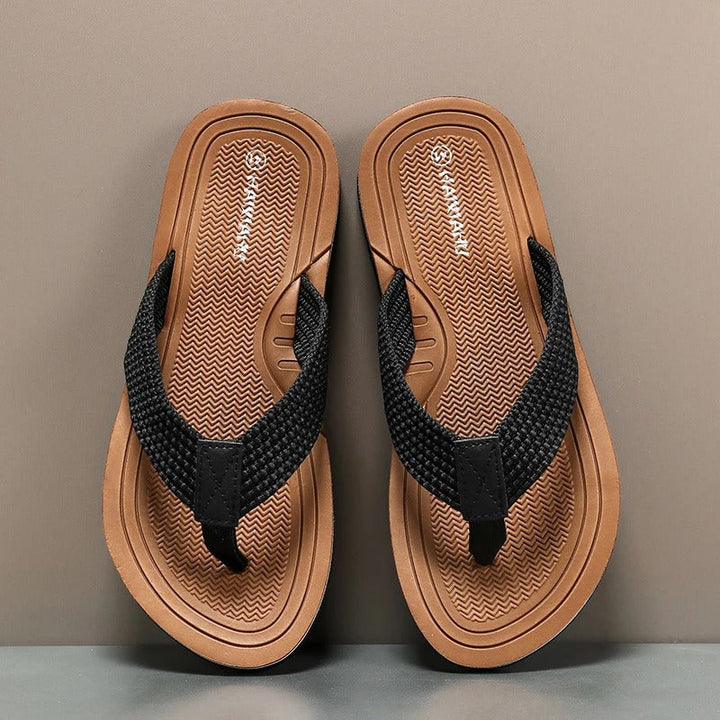 Stilvolle Herren Zehentrenner. Vielseitige Pantoletten, ideal als Freizeitschuhe.