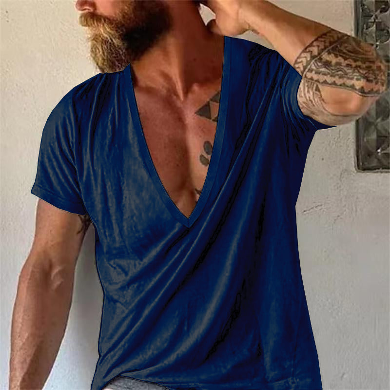 Trendiges Herren T-Shirt mit tiefem V-Ausschnitt und Kurzarm, ideal für moderne Sommer-Outfits.