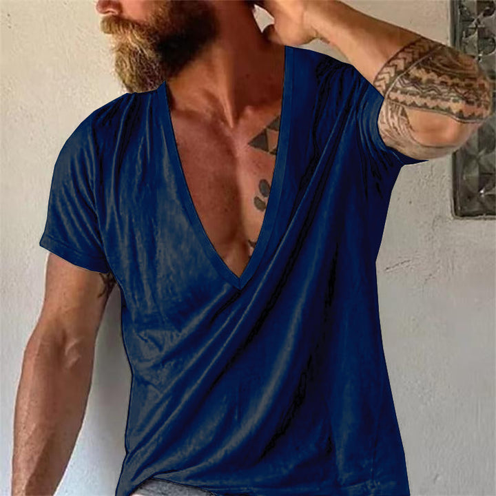 Trendiges Herren T-Shirt mit tiefem V-Ausschnitt und Kurzarm, ideal für moderne Sommer-Outfits.
