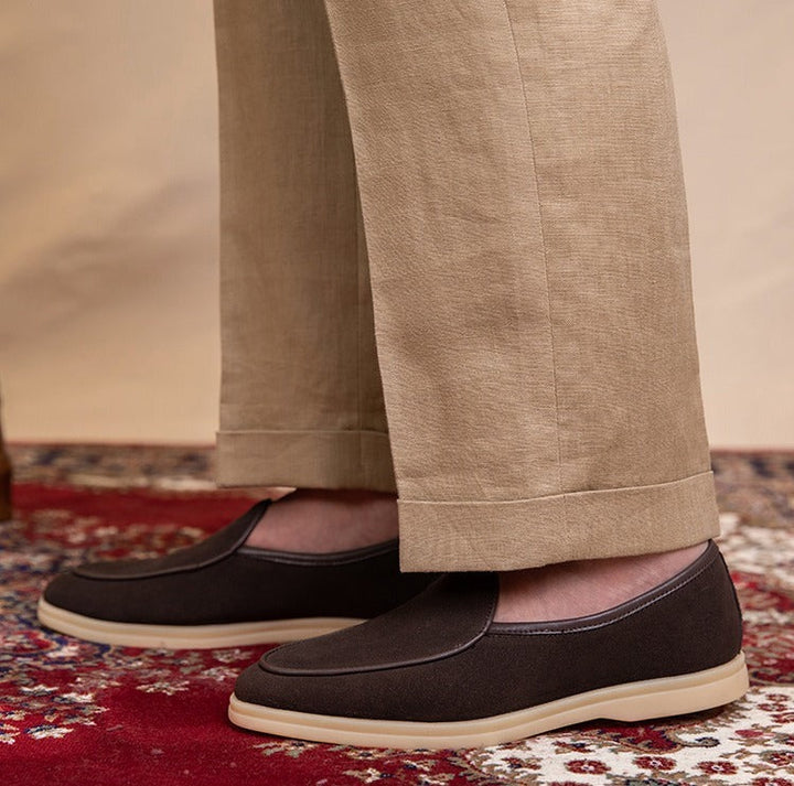 Handgefertigte Herren Belgische Slipper, Schwarz. Elegante Loafer & Komfortschuhe für gehobene Herrenmode.