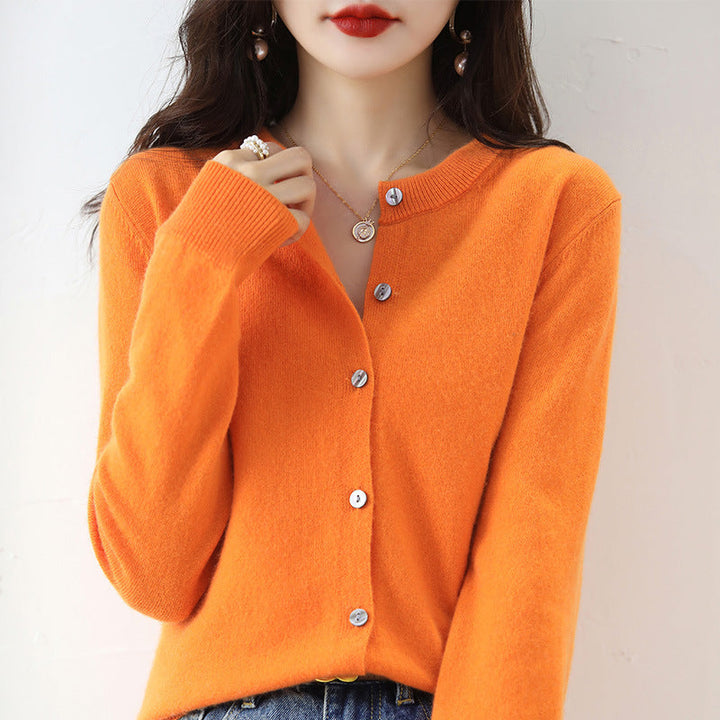 Elegante Damen Strickjacke, offen getragen, für schicke Outfits. Lockerer Schnitt und stilvolle Optik.