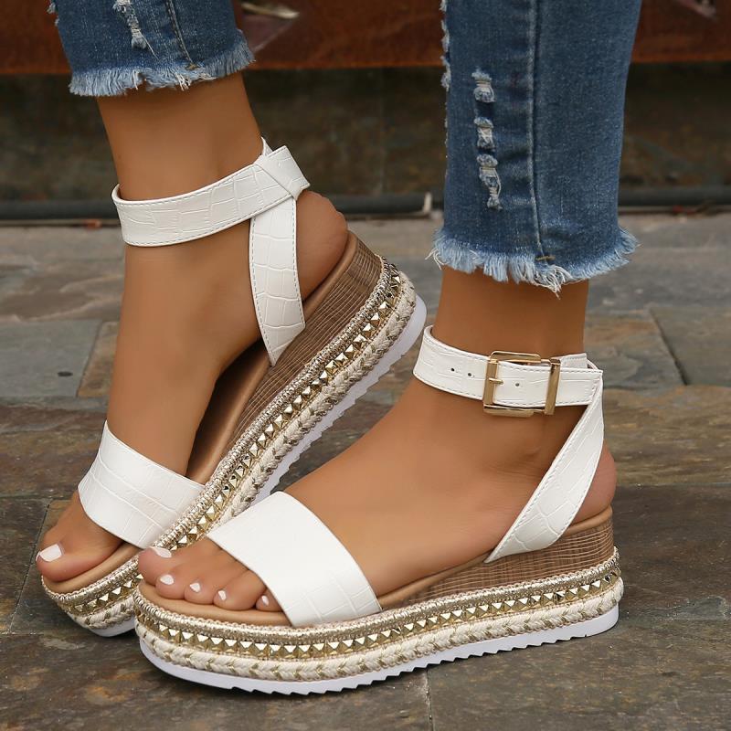 Modische Damen Plateausandalen, ideal für stilvollen Sommer-Look und Freizeit. Bequeme Sommerschuhe für Frauen.