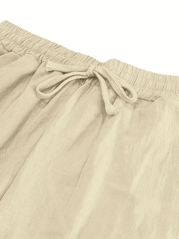 Beige Herrenhose loose fit, stylisch & atmungsaktiv. Perfekte Sommerhose für Reise & Alltag.