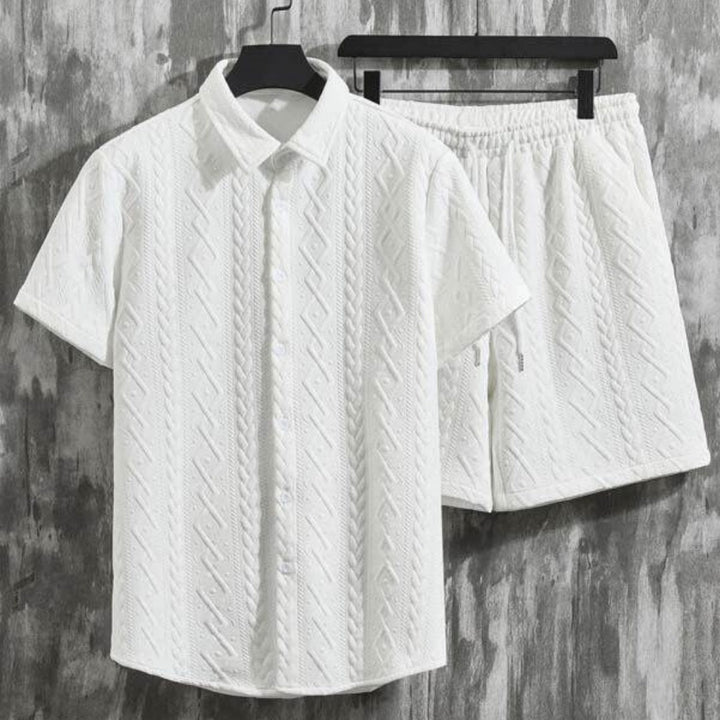 Mann trägt bequemes Herren Frühlings-Shorts-Set mit Rautenmuster für entspannte Tage.