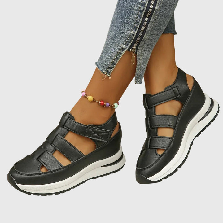 Seitenansicht der bequemen Damen Sandalen mit flexiblem Design & rutschfester Laufsohle. Ideale Damenschuhe.
