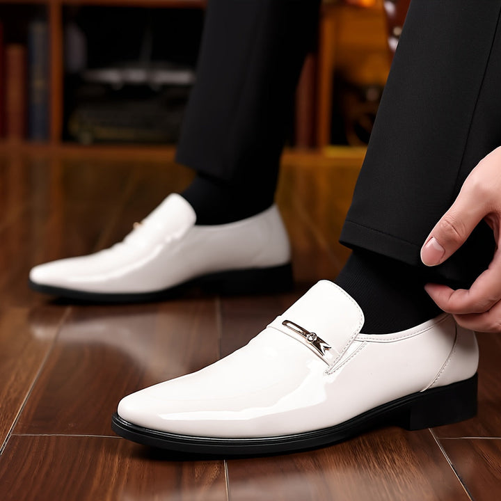 Nahaufnahme: Glänzende Oberfläche der Herren Lackschuhe, perfekte Ergänzung für elegante Outfits.