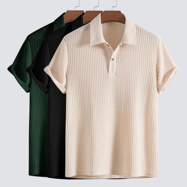 Stylisches beiges Herren Polo-Shirt mit klassischem Kragen, ideal für Alltag & elegante Herrenmode.