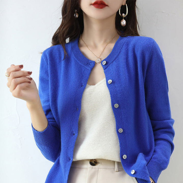 Gefaltete Damen Strickjacke in Blau, weicher Feinstrick, vielseitiges Oberteil. Perfekt für die Garderobe.