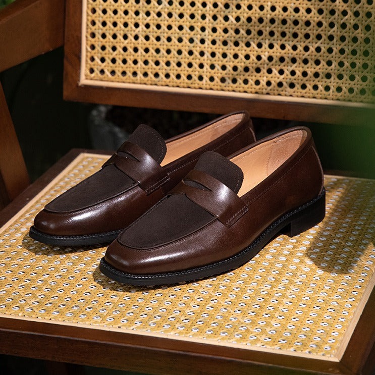 Dunkelbraune Herren Penny Loafer mit dem ikonischen Schlitz, stilvolles und bequemes Schuhwerk.