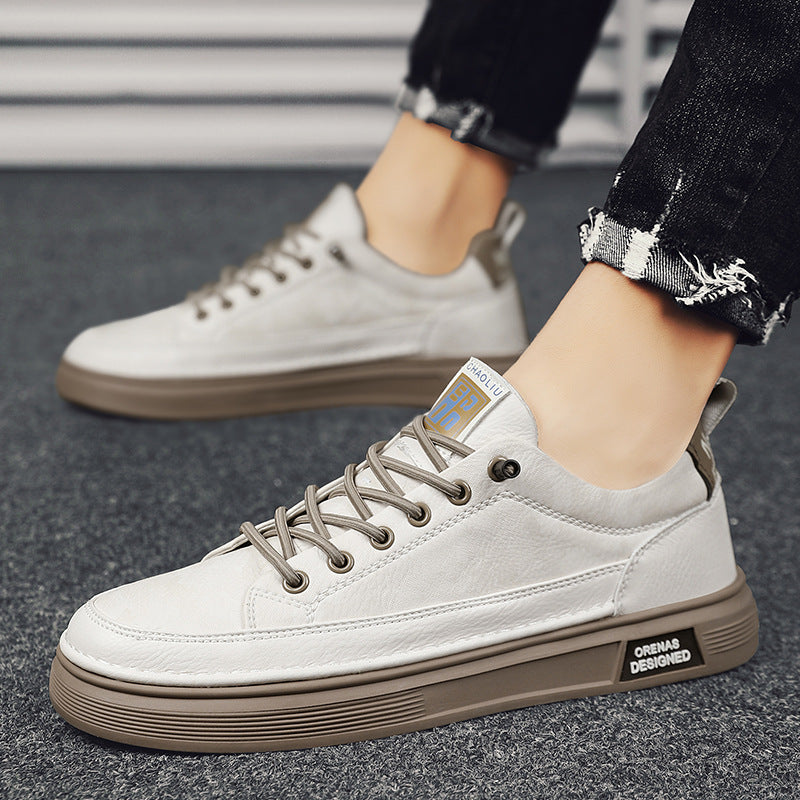 Leichte beige Herren Slip-On Sneaker. Perfekte Low-Top Alltagsschuhe für Komfort & Stil im Alltag.