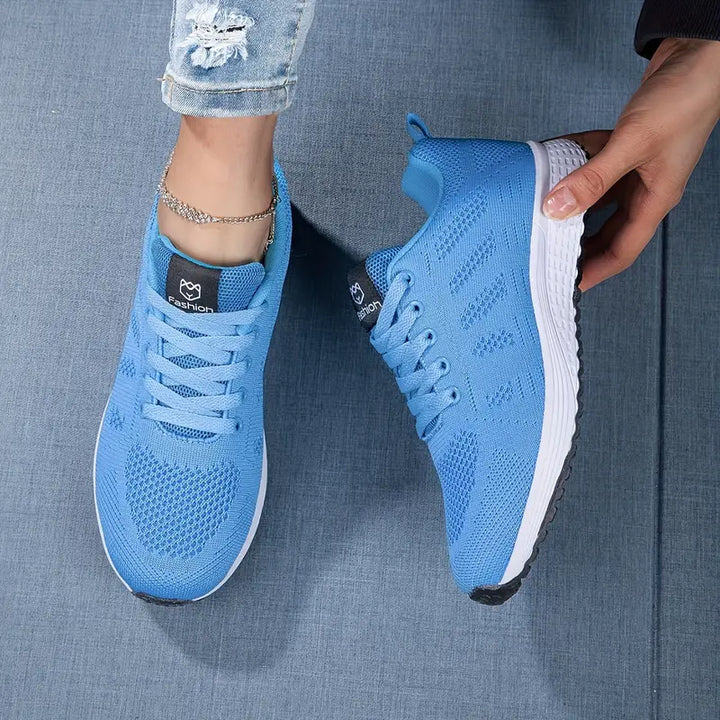 Nahaufnahme des atmungsaktiven Strick-Obermaterials der Damen Sneaker. Für optimale Belüftung und Komfort.
