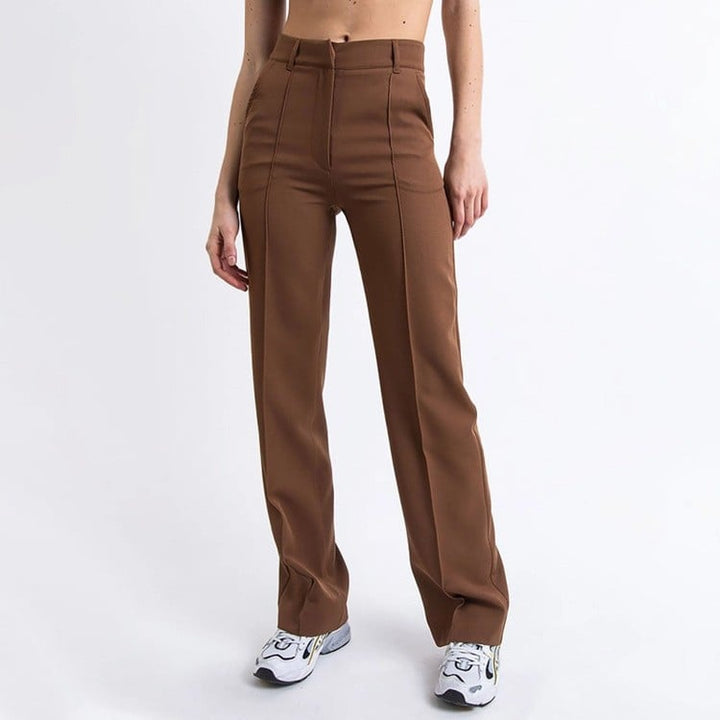 Damen Businesshose, hoher Bund, gerades Bein, kombiniert mit Bluse für klassischen Büro-Chic.
