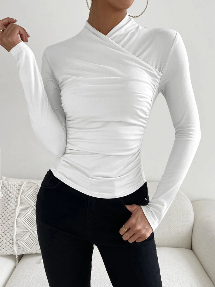 Komfortables weißes Damen Langarmshirt. Perfektes Basic Oberteil für jeden Tag, ideal für Freizeit.