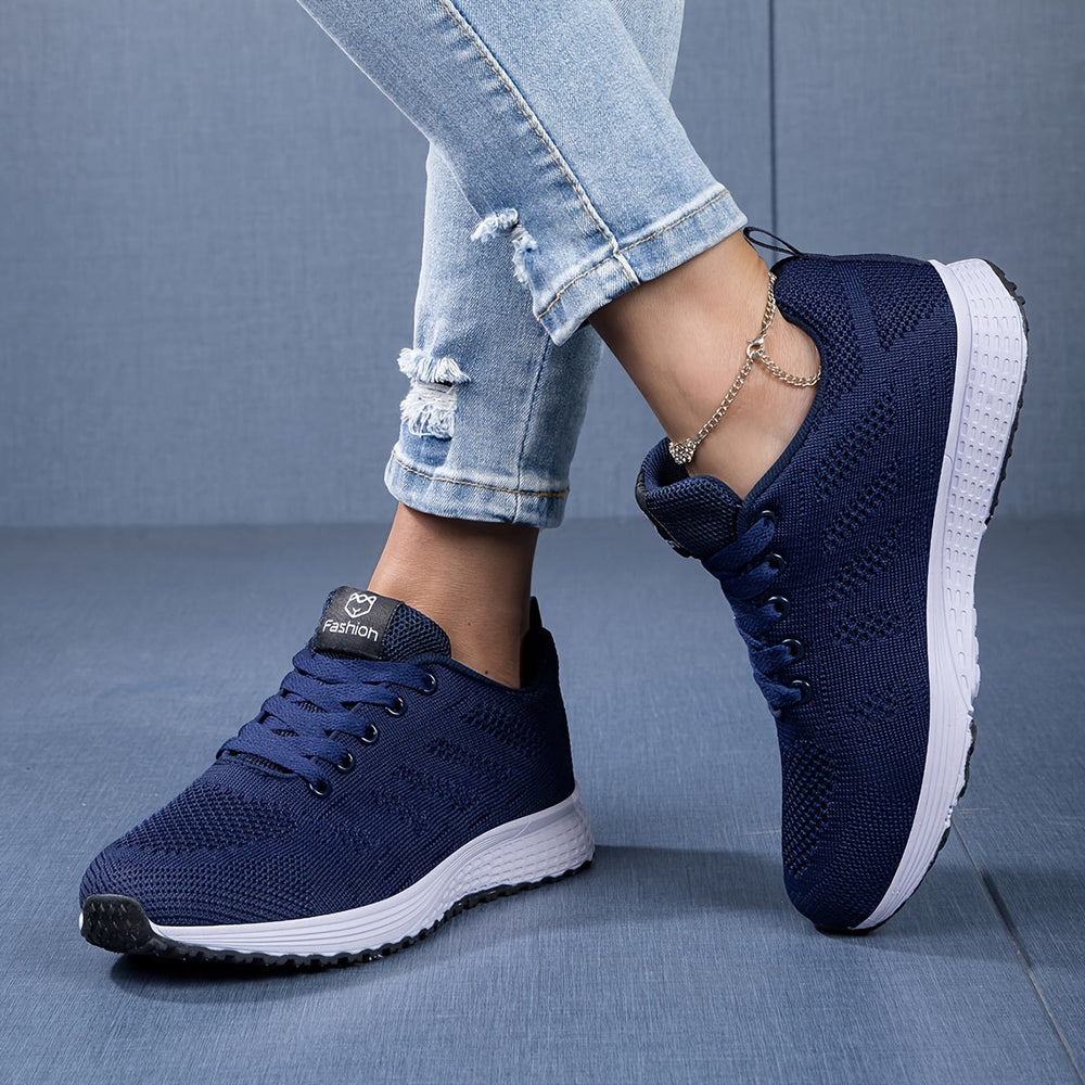 Stylische Damen Strick-Sneaker im Seitenprofil. Zeigt das atmungsaktive Obermaterial und die gepolsterte Sohle.
