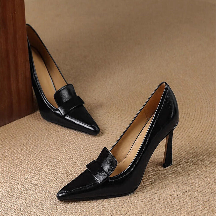 Glänzende braune Damen Pumps. Spitzschuh High Heels für einen eleganten Auftritt bei jeder Party.