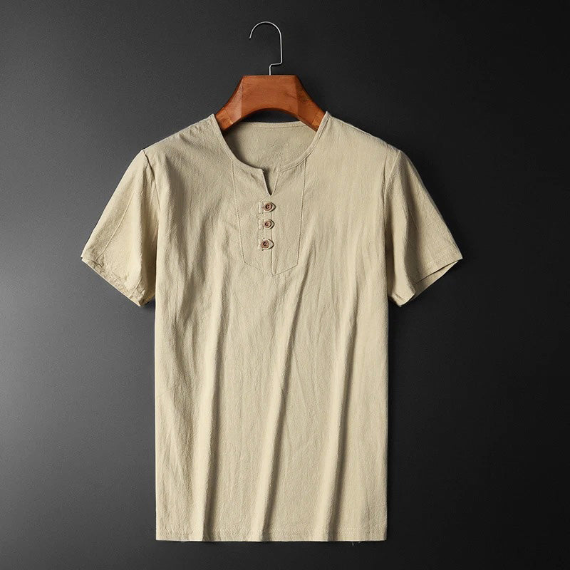 Vielseitiges Herren Basic T-Shirt für den Sommer. Bequemes Kurzarmshirt mit leichtem Stoff und lockerer Passform.