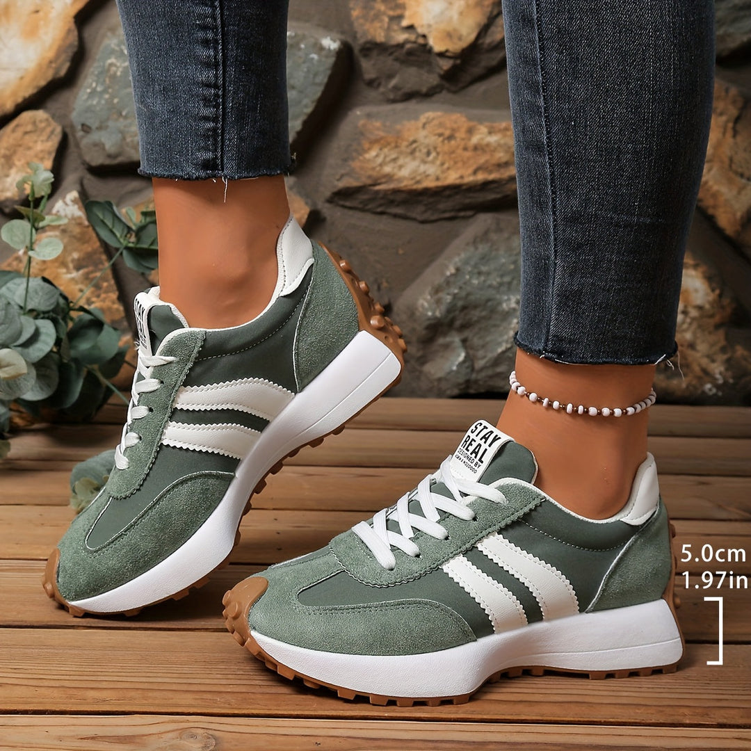 Retro Damen Turnschuhe: stylische Low-Top Sneaker mit Streifen für einen lässigen Chic.