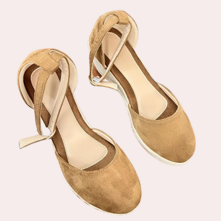 Alina Damen-Wedges: Komfortable Alltagsschuhe mit Keilabsatz und praktischem verstellbaren Riemen für Damen.