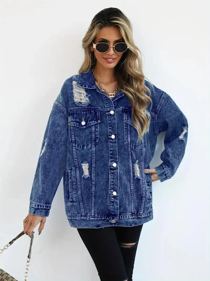 Wetterfeste, gefütterte Damen Oversized Jeansjacke mit Kapuze. Perfekt für Streetwear im Winter.