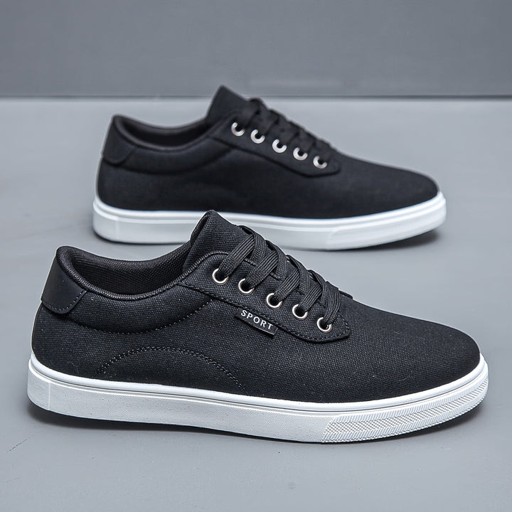 Detailaufnahme der modernen Herren Freizeitsneaker; atmungsaktives Material für Frühling & Sommer.