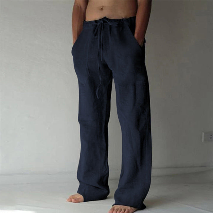 Mann trägt bequeme Herren Freizeithose mit Kordelzug, entspannter Alltags-Look für Herren.