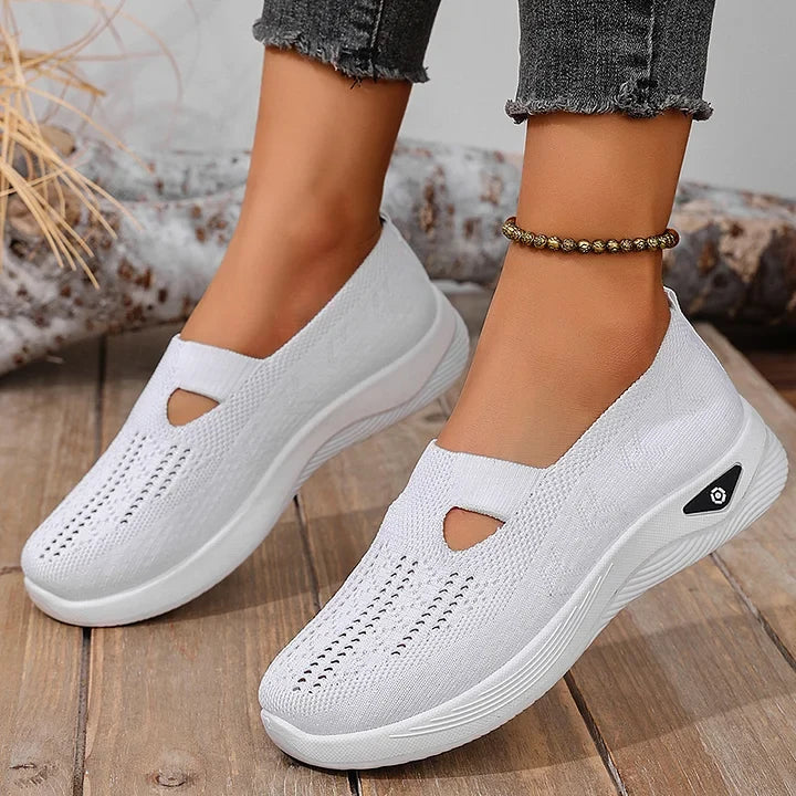 Damen Slip-On Sneaker, von oben gesehen. Moderner Freizeitschuh, atmungsaktiv und bequem.