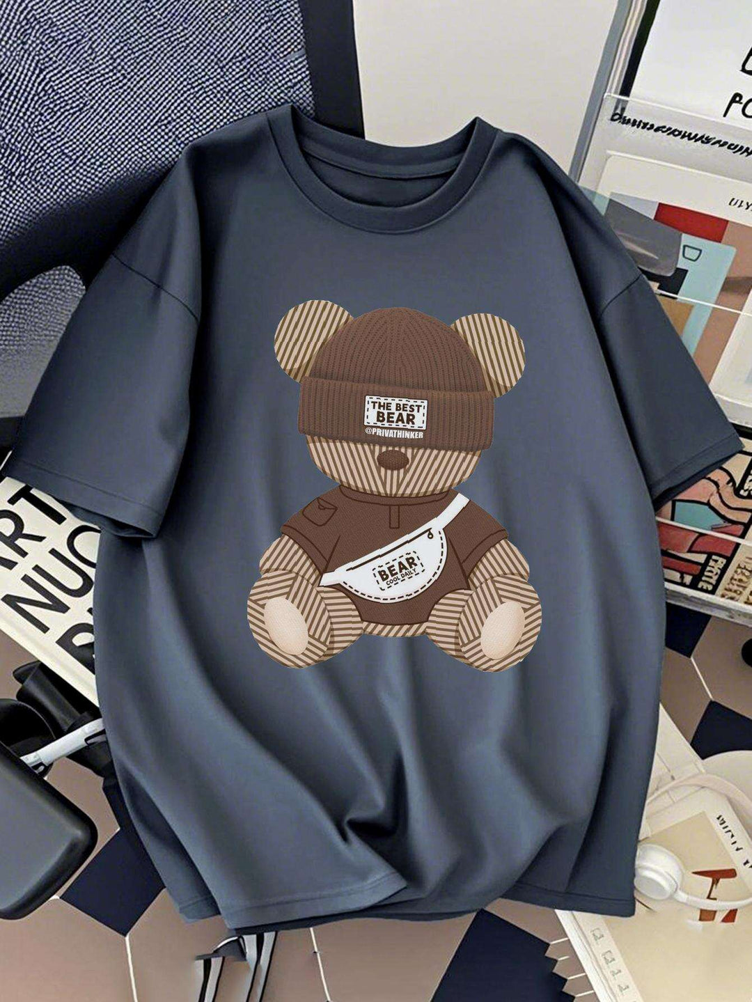 Männliches Model trägt ein trendiges Streetwear T-Shirt mit Bärenmotiv; ideal für Freizeit und Stadt.