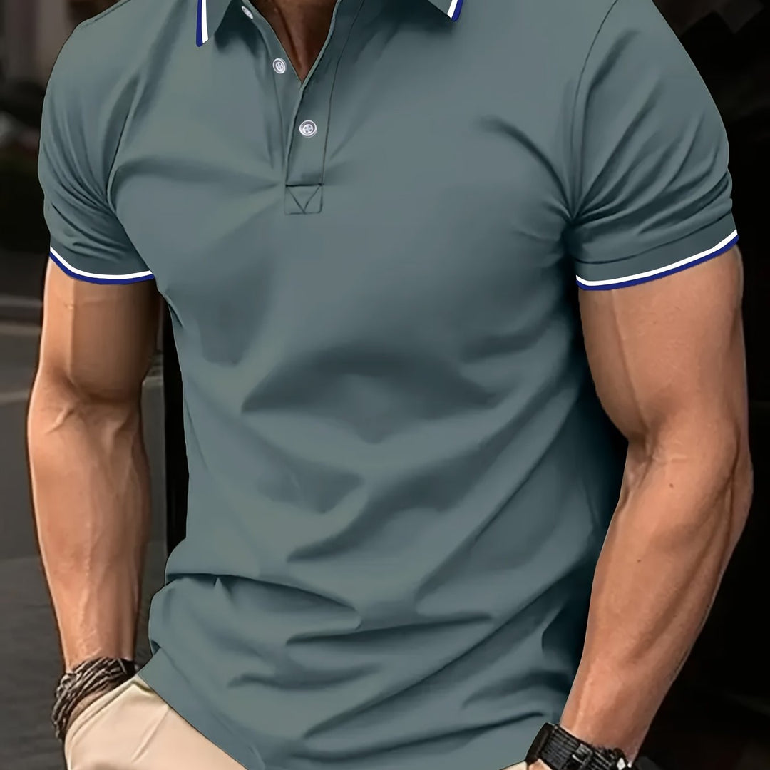 Ordentlich gefaltetes Herren Kurzarm-Polohemd in Blau, bereit für Reise oder den Kleiderschrank.
