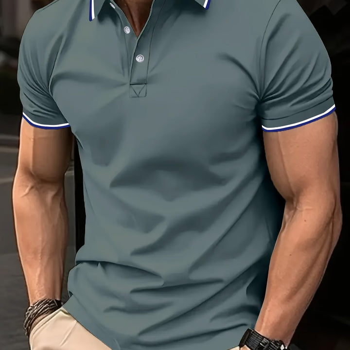 Ordentlich gefaltetes Herren Kurzarm-Polohemd in Blau, bereit für Reise oder den Kleiderschrank.