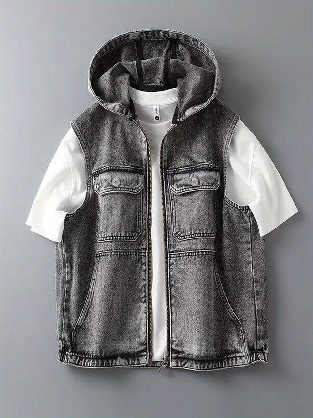 Ärmellose Herren Jeansweste aus Denim mit Kapuze. Lässige Jeansweste im modernen Streetwear-Stil.