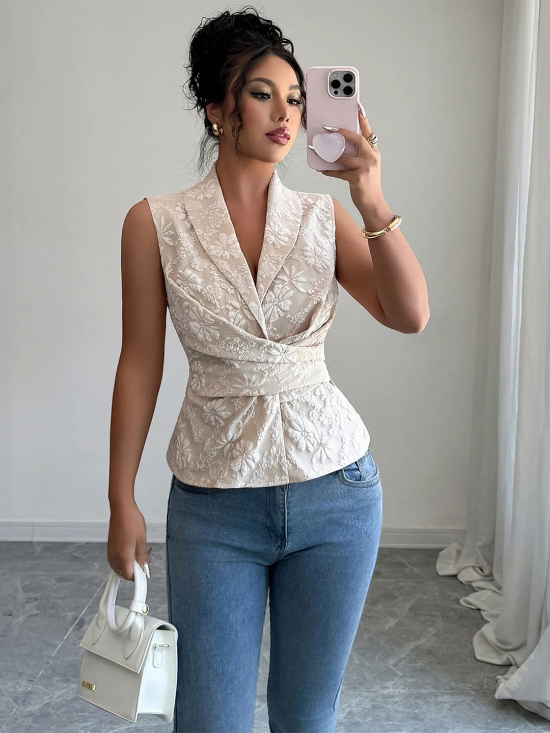 Schickes ärmelloses Damen Top mit Blumenmuster in Aprikose, elegant für Freizeit und Sommer.