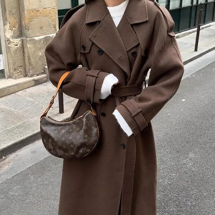 Eleganter Damen-Mantel, lang & vielseitig kombinierbar, zeitlose Damenmode für Herbst- & Winter-Looks.