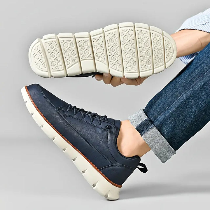 Leichter Herren Sneaker mit praktischem Schnürverschluss für individuelle und bequeme Passform.