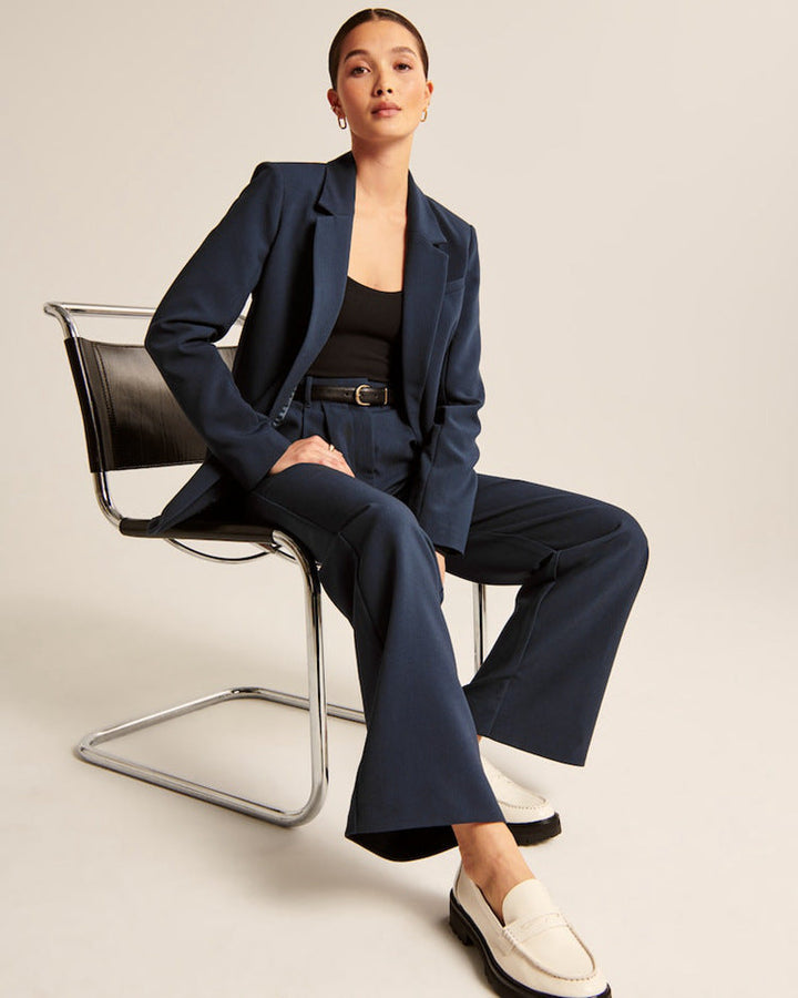 Moderne Damen Business Hose in Marineblau mit hohem Bund und weitem Bein. Perfekt für formelle Anlässe und Büro.