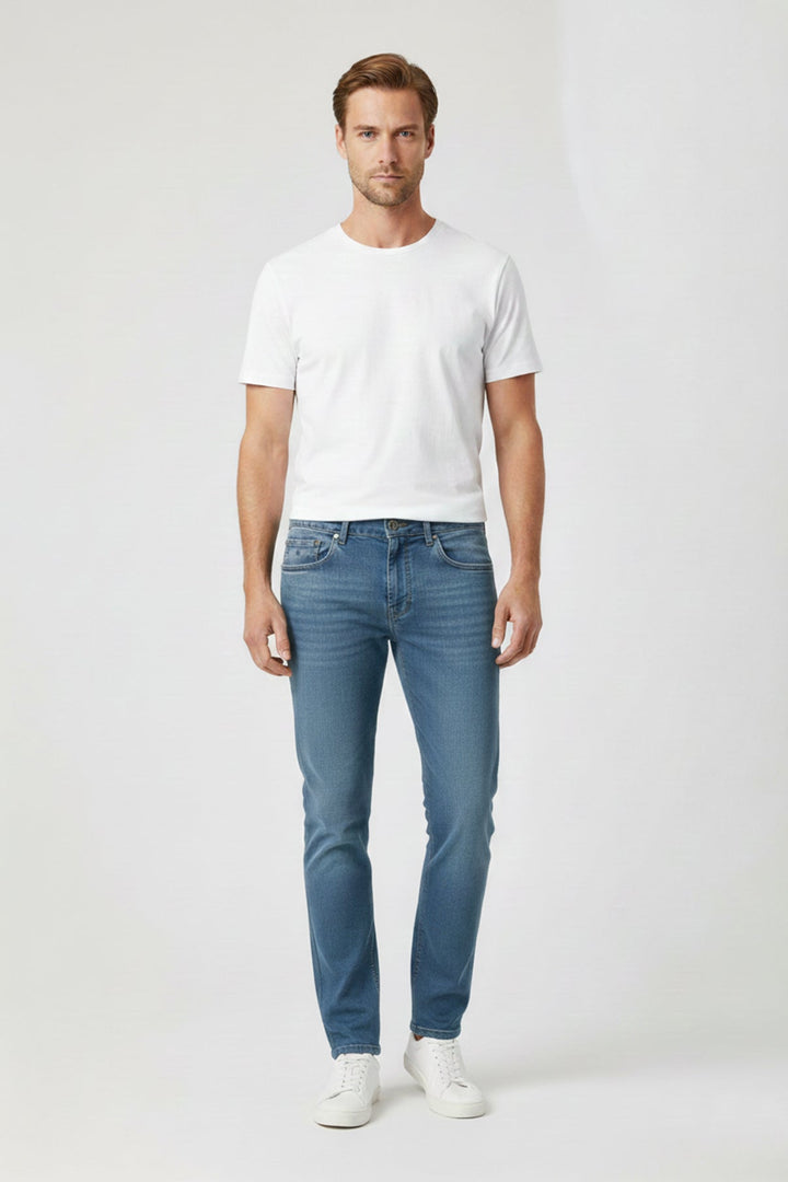 Schlichte blaue Herrenjeans mit geradem Bein, vielseitig kombinierbar für diverse Anlässe.