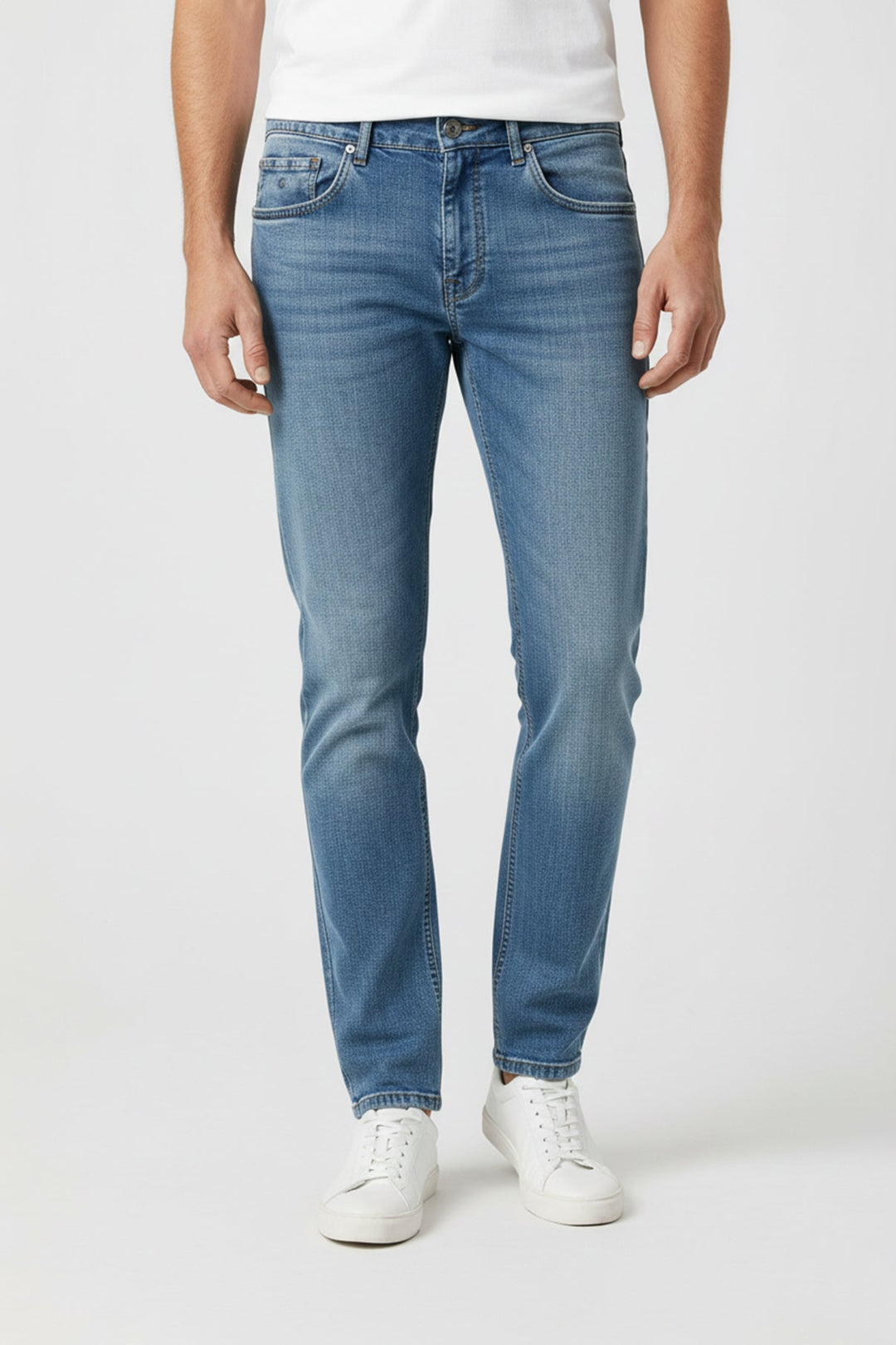 Strapazierfähige Herrenjeans, gerades Bein, in Denim-Blau, perfekt für Alltag und Outdoor.