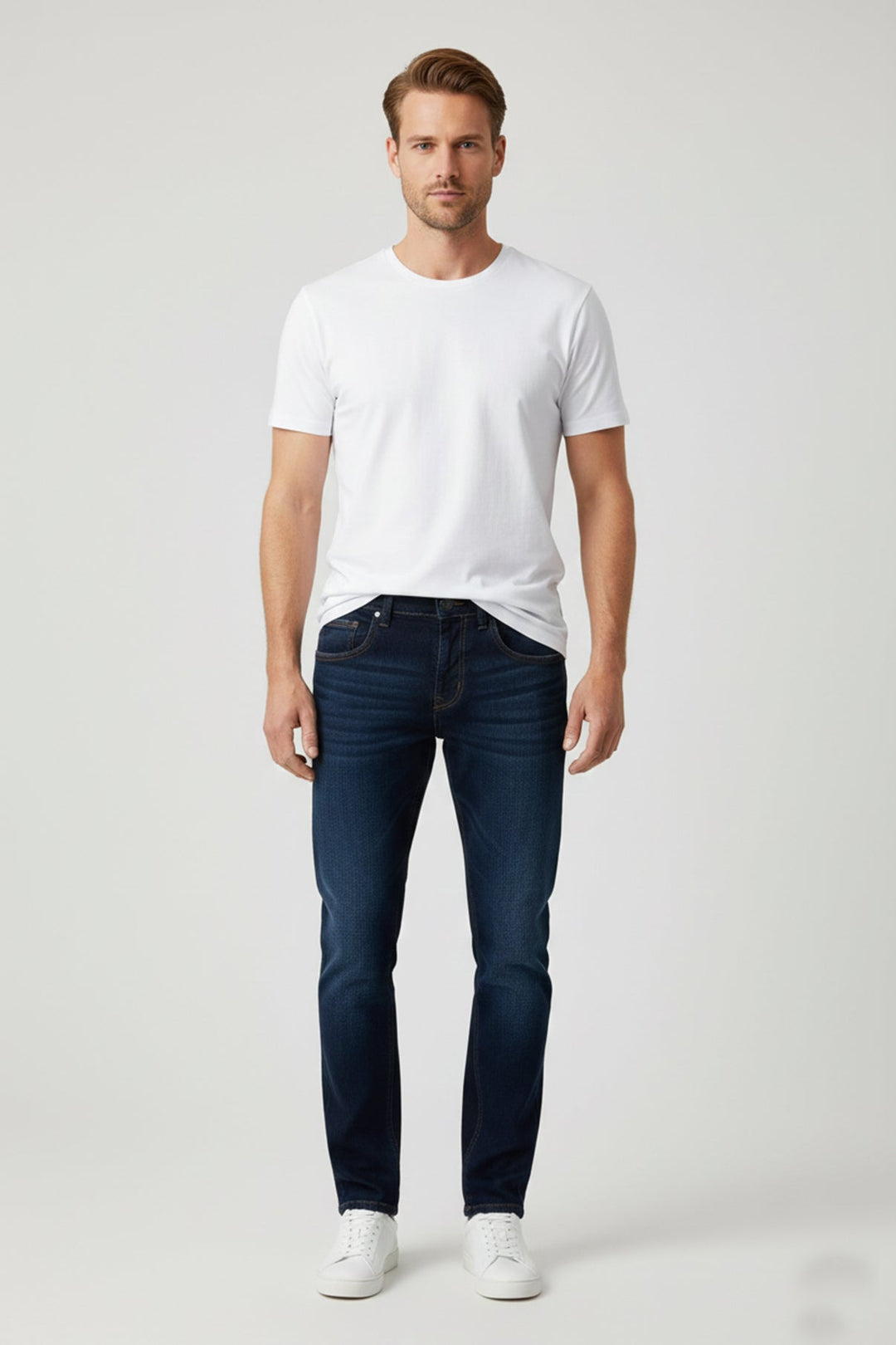 Maskuline blaue Herrenjeans, gerades Bein, Five-Pocket, bequemer Schnitt für aktive Männer.