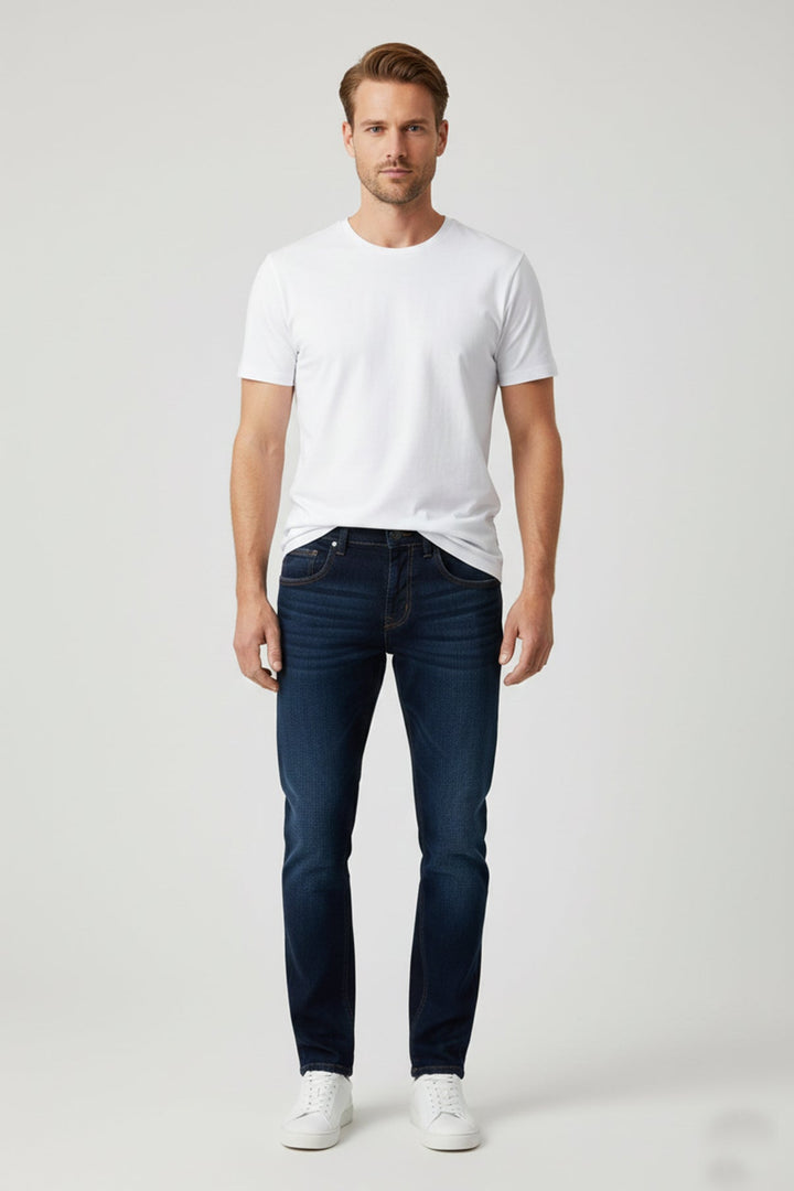 Maskuline blaue Herrenjeans, gerades Bein, Five-Pocket, bequemer Schnitt für aktive Männer.