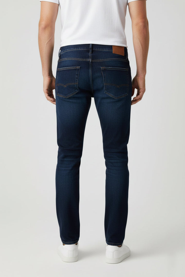Herrenjeans in Denim-Blau, gerades Bein, Mid-Rise, für einen entspannten, gepflegten Look.