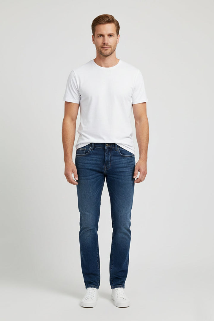 Authentische Denim Herrenjeans mit geradem Bein, Five-Pocket-Design, in attraktivem Blau.