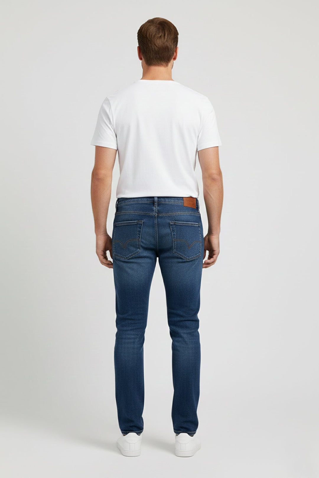 Praktische blaue Herrenjeans, gerades Bein, bequemer Mid-Rise für optimalen Tragekomfort.