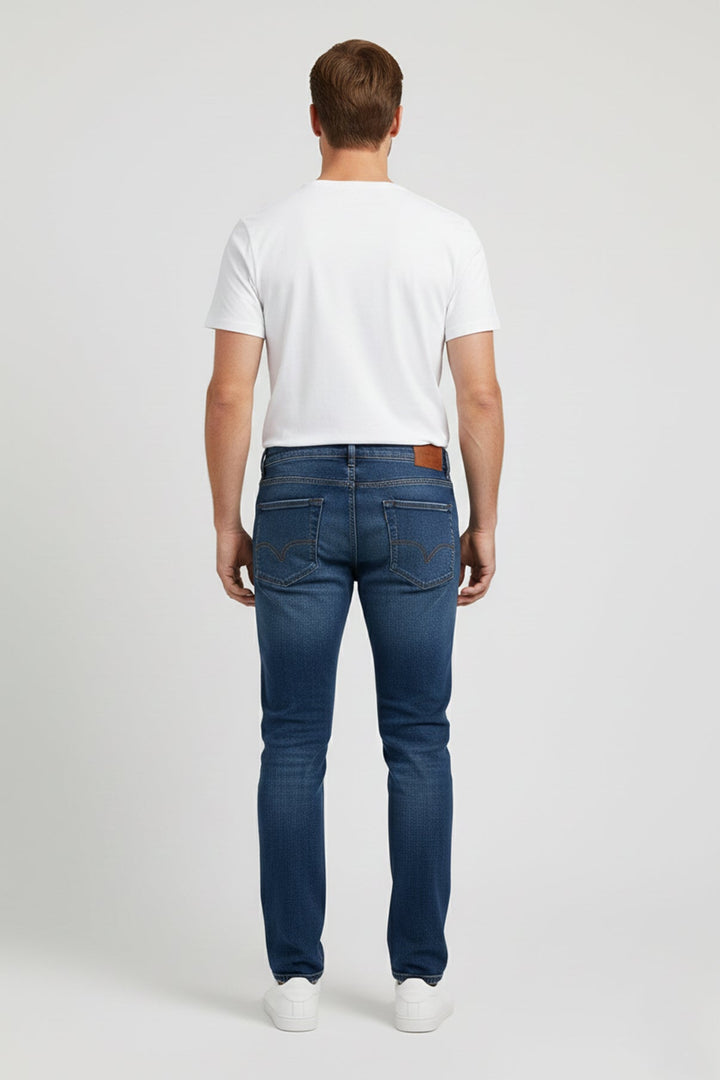 Praktische blaue Herrenjeans, gerades Bein, bequemer Mid-Rise für optimalen Tragekomfort.