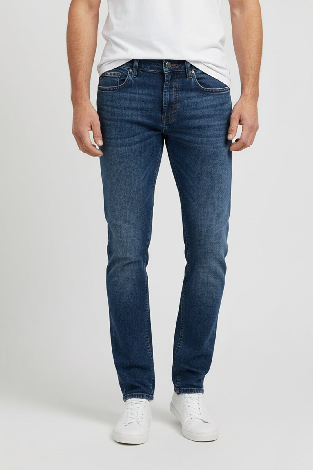 Stylische Herrenjeans in Blau, gerades Bein, klassischer Schnitt für modebewusste Männer.